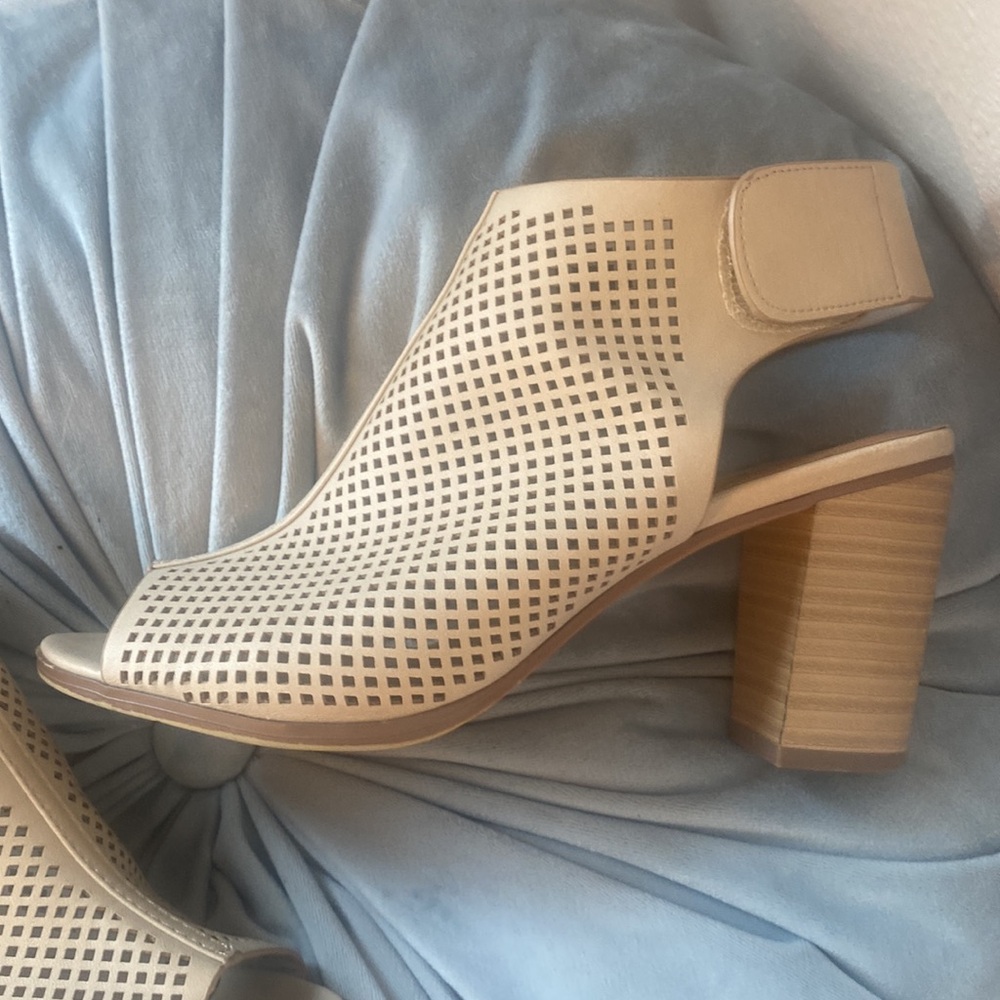 - Cambridge Select Bootie Chunky Heels shoes size 7 like new! 🎀 - Picture 6 of 9